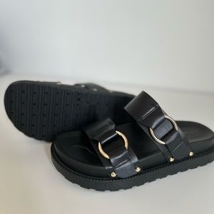 Flat sandals